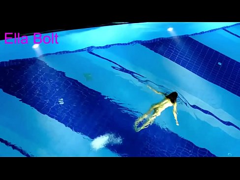 ❤️ No puc parar de mirar-la, jove rossa presa nedant nua a la piscina del complex ELLA BOLT Porno a nosaltres ❤