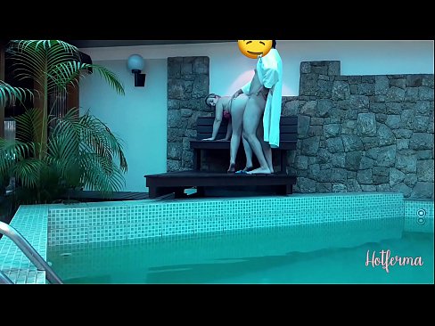 ❤️ El cap convida la criada a la piscina, però no va poder resistir-se a una calor Porno a nosaltres ❤
