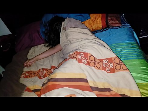 ❤️ El fillastre renya la seva jove madrastra mentre dorm. Porno a nosaltres ❤