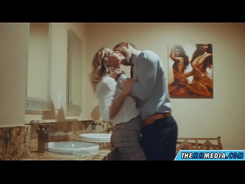 ❤️ Quan una rossa tetona et sedueix en un lavabo públic Porno a nosaltres ❤